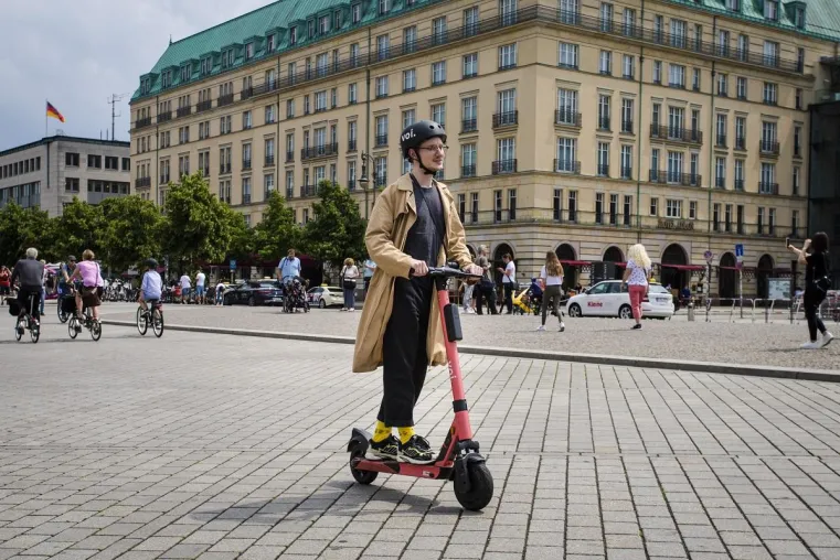 Bild: E-Scooter - wer sie fährt und wie sich die Nutzung entwickelt