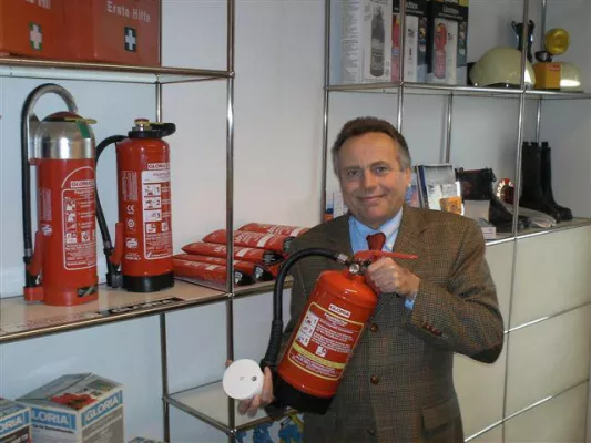 Brandschutz zur Weihnachtszeit: Rauchmelder und Haushaltsfeuerlöscher sind ein schlagkräftiges Team Bild: Brandschutz zur Weihnachtszeit: Rauchmelder und Haushaltsfeuerlöscher sind ein schlagkräftiges Team