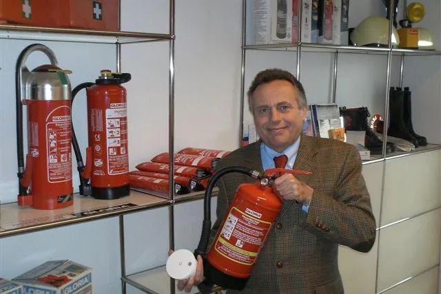 Bild: Brandschutz zur Weihnachtszeit: Rauchmelder und Haushaltsfeuerlöscher sind ein schlagkräftiges Team