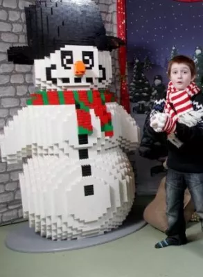 Bild: Wir lassen es schneien! Berlins größte Schneeballschlacht im LEGOLAND® Discovery Centre Berlin