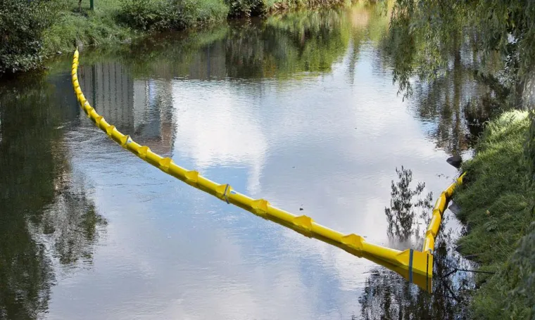 Bild: Optimaler Schutz bei Öl-Unfällen auf dem Wasser