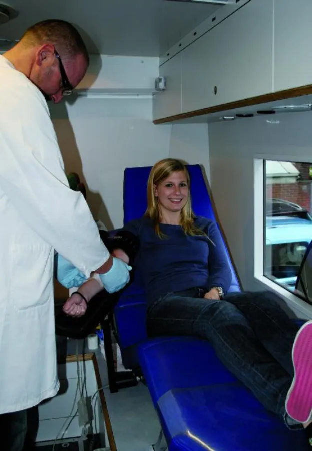 NWB Mitarbeiterin Vera Heise spendet Blut beim Deutschen Roten Kreuz.