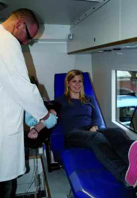 Bild: Kleine Spritze, große Wirkung: NWB Mitarbeiter spenden Blut