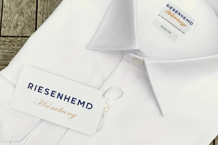 Bild: Slim Fit Hemden für Männer über 1,90 Meter jetzt bei RIESENHEMD Hamburg erhältlich