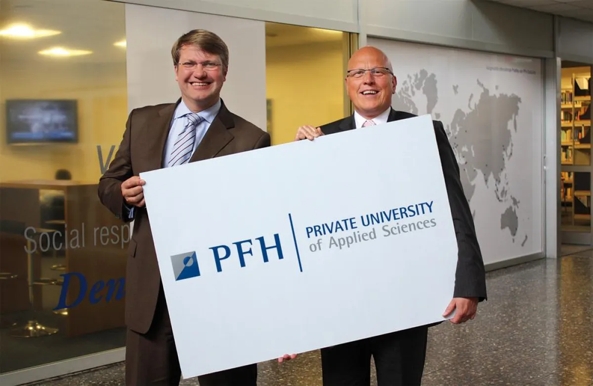 PFH-Vizepräsident Prof. Dr. Frank Albe (links) und Präsident Prof. Dr. Bernt R. A. Sierke mit dem neuen Logo.