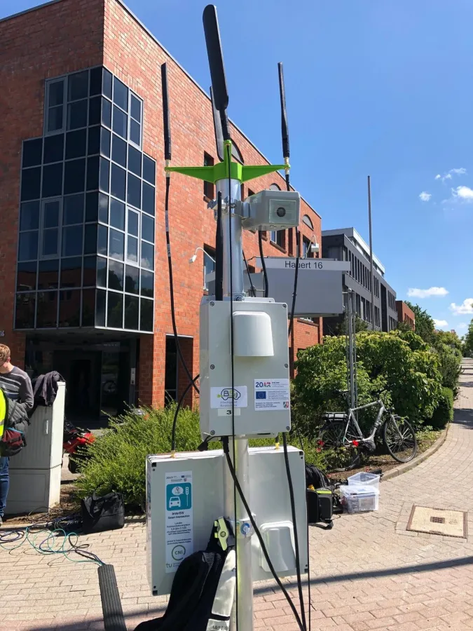Modernste Sensorik erfasst an der Straßenkreuzung jeden Verkehrsteilnehmer. (Quelle: adesso AG)