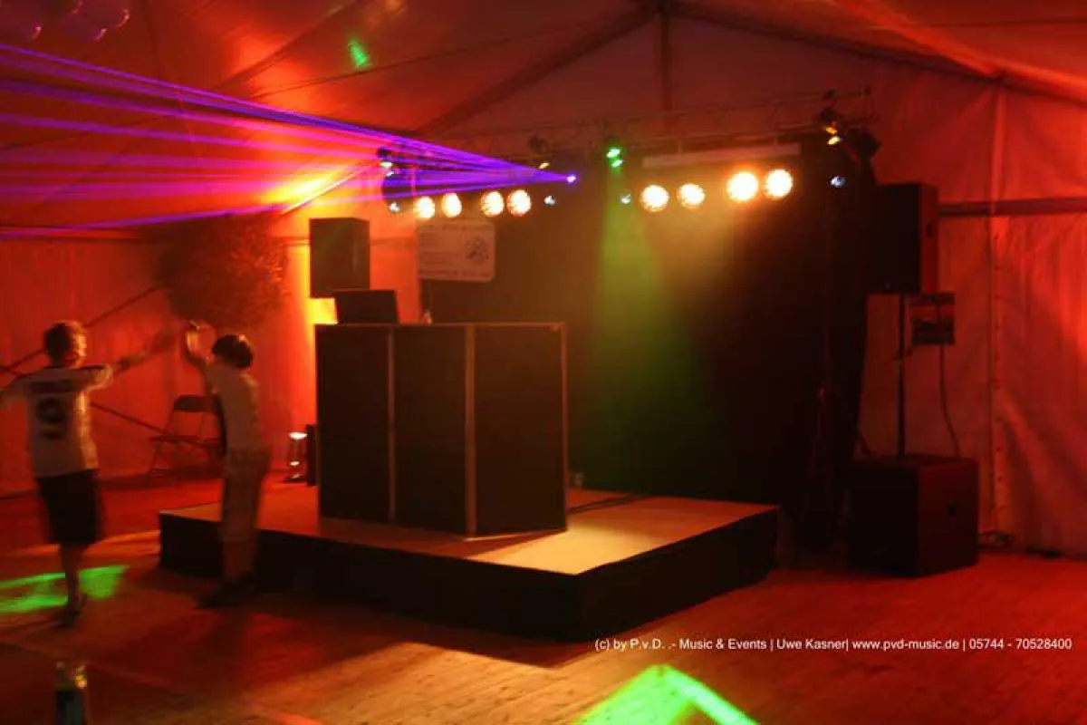 Discjockey mit Lichttechnik
