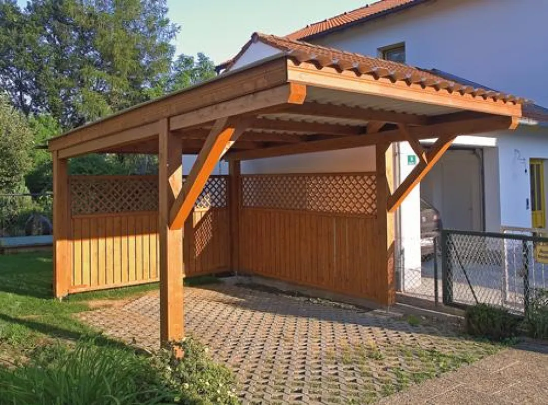 Carports sind zu wahren Designobjekten avanciert, die es in den unterschiedlichsten Materialien gibt.  Bild: tdx/Leeb