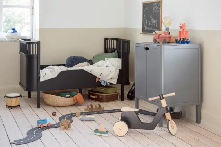 Bild: Das Sebra Bett, Baby & Jr. jetzt neu aus FSC™-zertifiziertem Holz in der „Black Wooden Edition“