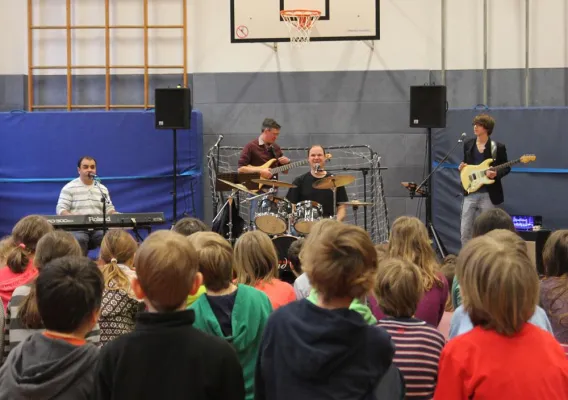 Bild: „Blind Foundation“ verwandelt Frankfurter Comeniusschule in die „School of Rock“