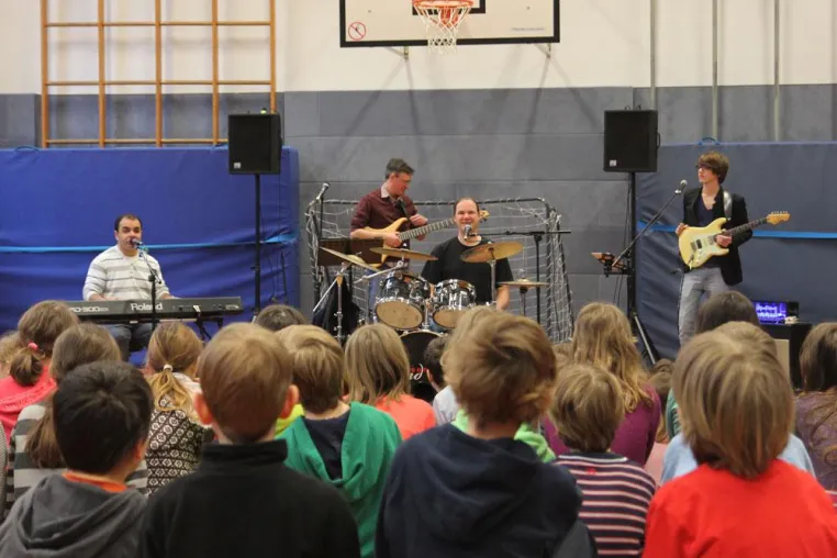 Bild: „Blind Foundation“ verwandelt Frankfurter Comeniusschule in die „School of Rock“