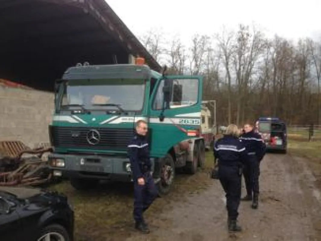 Beschlagnahmung des gestohlenen Fahrzeugs durch die französische Polizei
