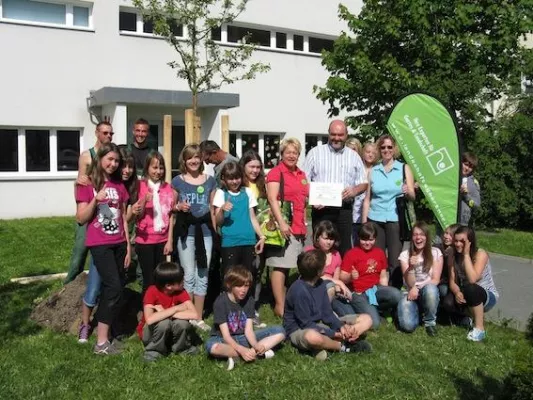 Bild: Baumpflanzaktion am Staatlichen Gymnasium „Christian Gottlieb Reichard“ in Bad Lobenstein