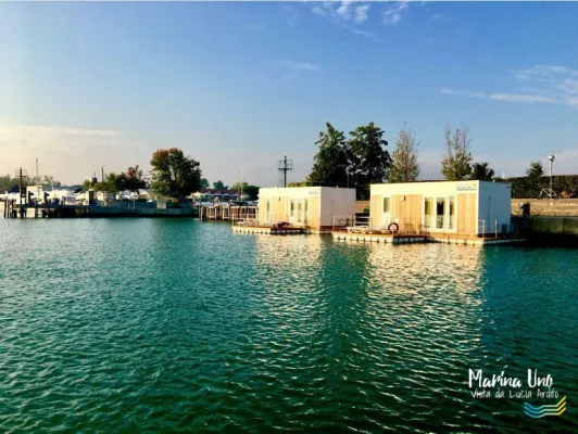 Bild: Die Floating Resorts finden eine Heimat in der Marina Uno an den Ufern des Tagliamento