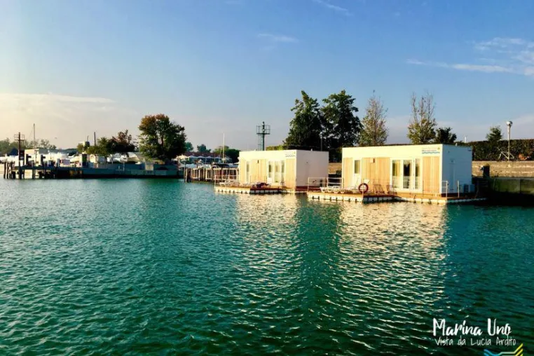 Bild: Die Floating Resorts finden eine Heimat in der Marina Uno an den Ufern des Tagliamento