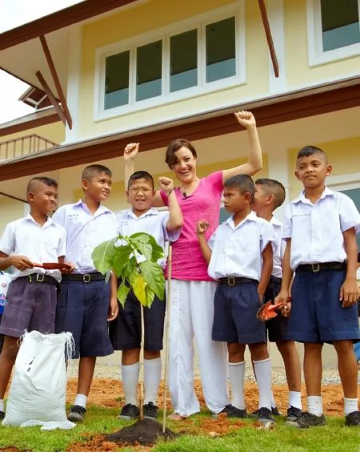 Es ist vollbracht! TV-Moderatorin und Projektpatin Miriam Pielhau mit Kindern der Beluga School for Life nach dem erfolgreichen Pf