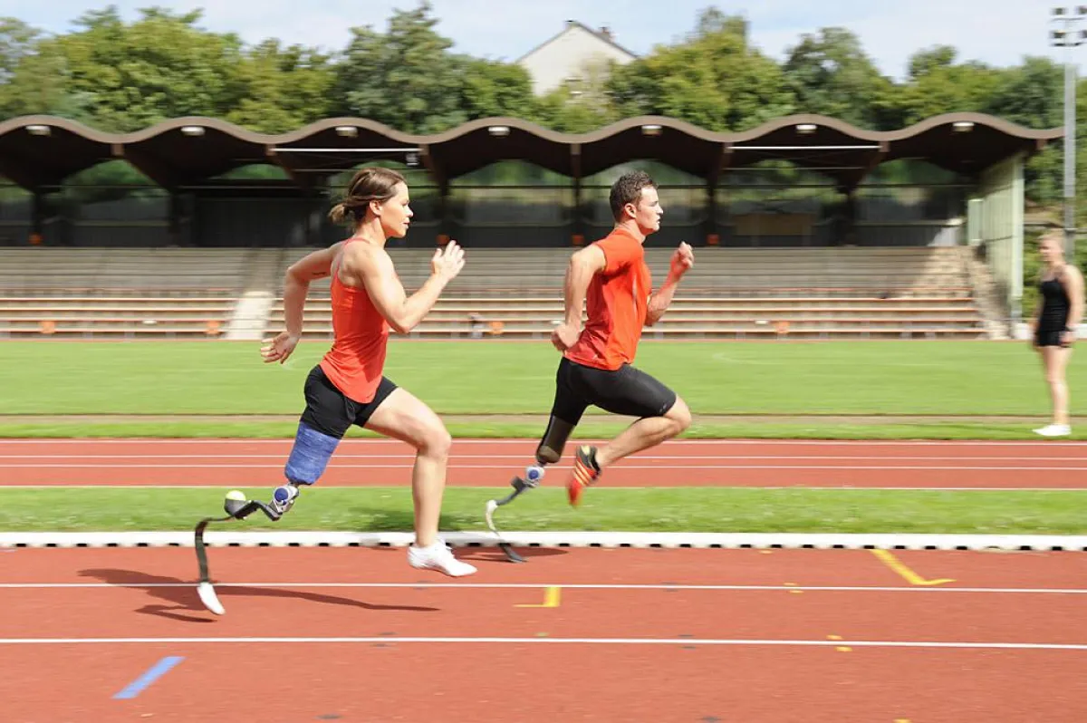 Training für London in Leverkusen: Die Paralympics-Botschafter Kelly Cartwright und Heinrich Popow.
