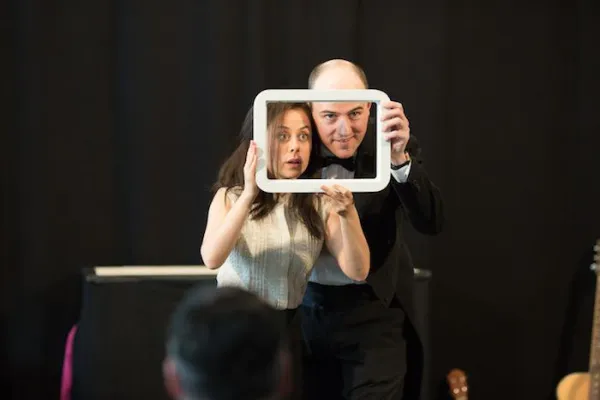 Bild: Wie die Unternehmensnachfolge in einer Firma thematisiert werden kann - Das Scharlatan Theater lädt ein