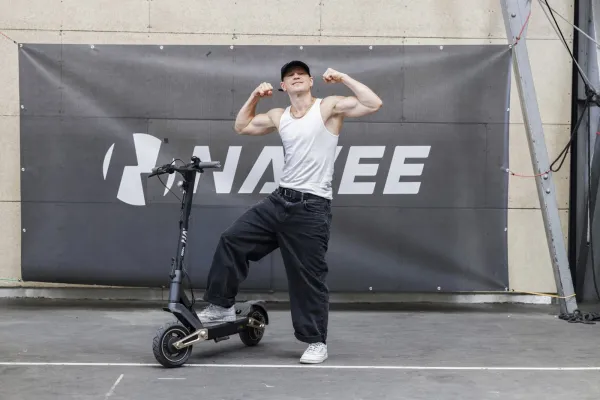 Bild: Chris Böhm stellt offiziellen Weltrekord auf – NAVEE verbindet Performance, Testevent und Sommerkampagne