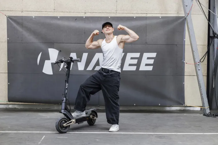 Bild: Chris Böhm stellt offiziellen Weltrekord auf – NAVEE verbindet Performance, Testevent und Sommerkampagne