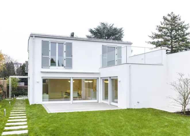 Bild: Luftiges Haus in Holzbauweise