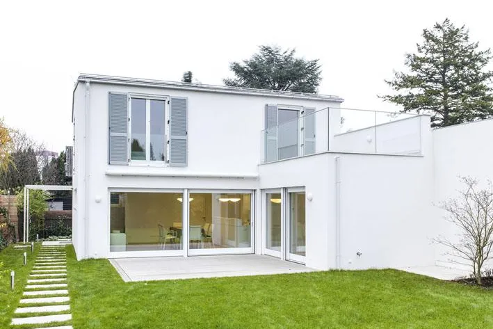 Bild: Luftiges Haus in Holzbauweise