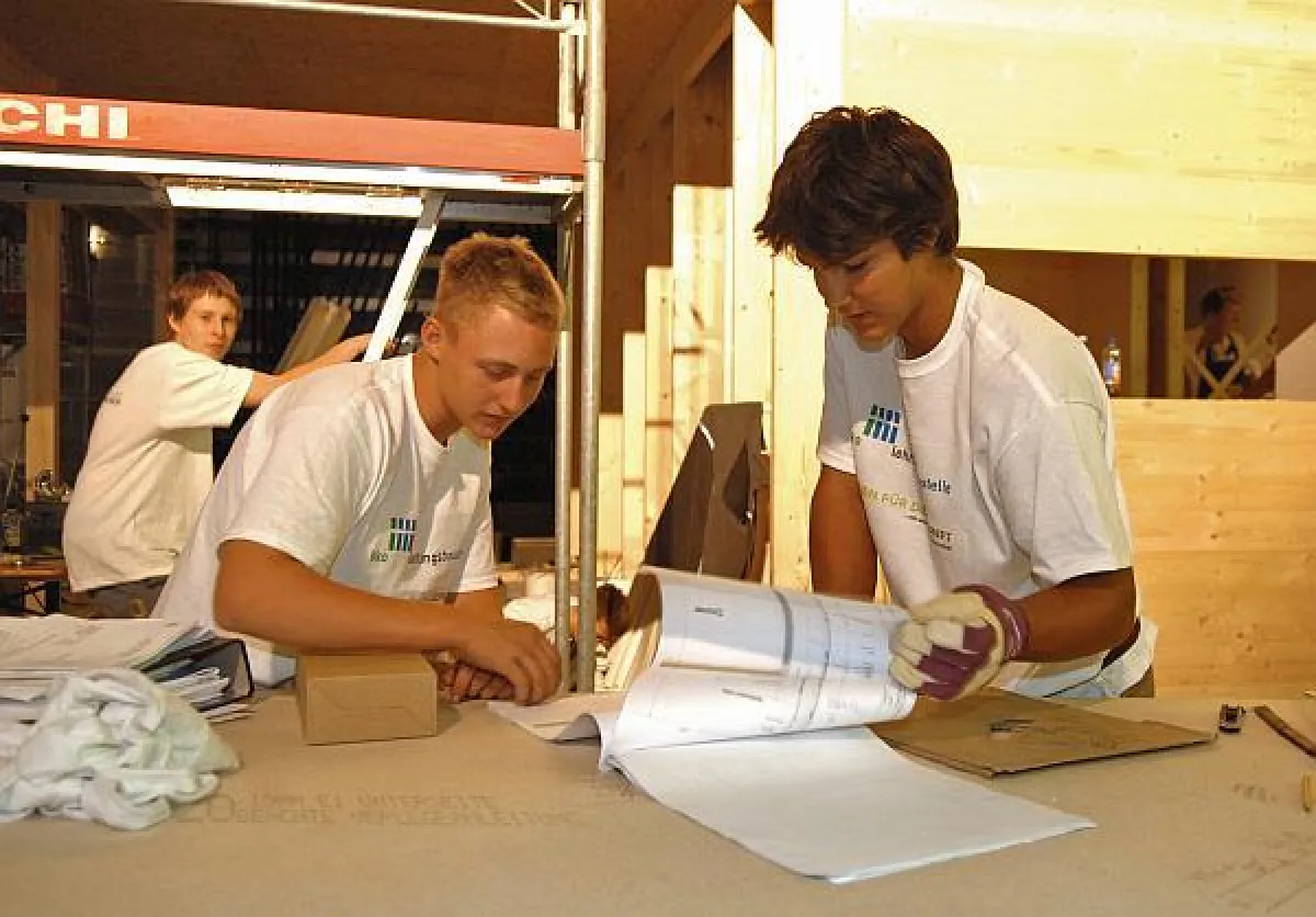 Der Obmann des Gewerbevereins Lustenau, Ulrich Hagen, wies Schnupperlehrling Patrick Brunner auf der Baustelle ein. (Copyright: Dietmar Stiplovsek)
