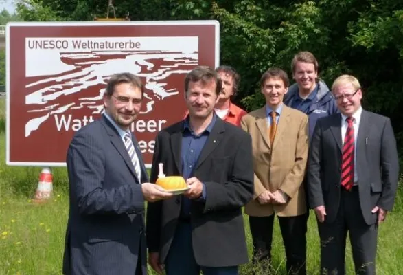 Bild: Ein Jahr Weltnaturerbe: Erstes Wattenmeer-Schild an der A29 in Friesland