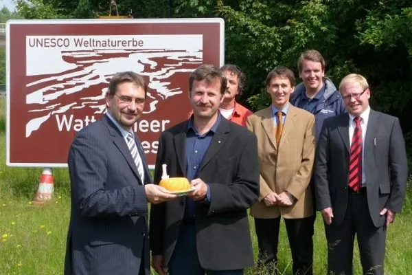 Bild: Ein Jahr Weltnaturerbe: Erstes Wattenmeer-Schild an der A29 in Friesland