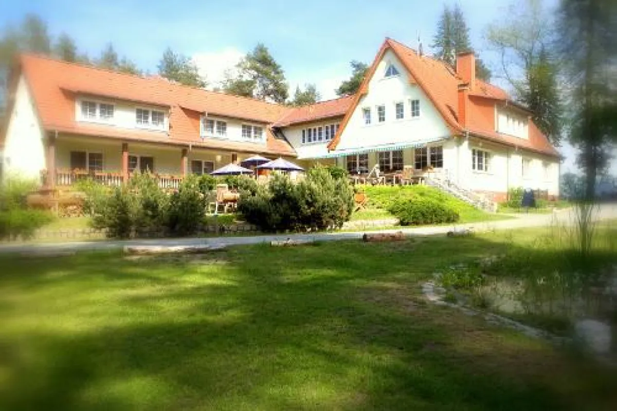 Hotelrückansicht mit Blick auf Sonnenterrasse