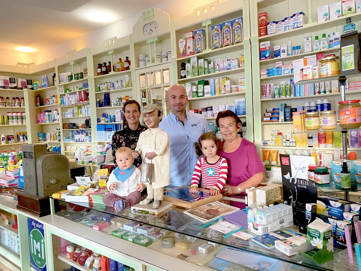 Die Drogerie Fritsch in Sassnitz, ein Zuhause für mehrere Generationen. (© Ostseeappartements Rügen | Drogerie H. Fritsch)