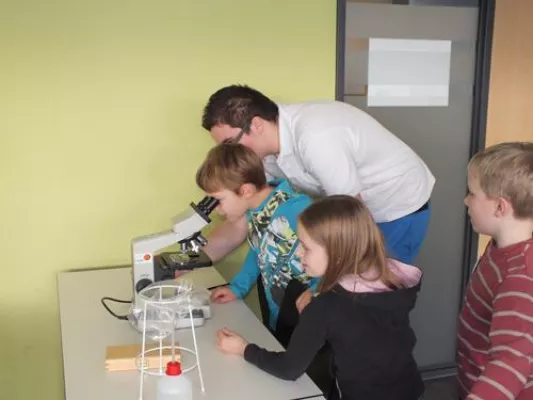 Bild: „Wunderwerk Körper“ Hochschule Fresenius und HELIOS Kliniken veranstalteten 8. Juniorakademie in Idstein