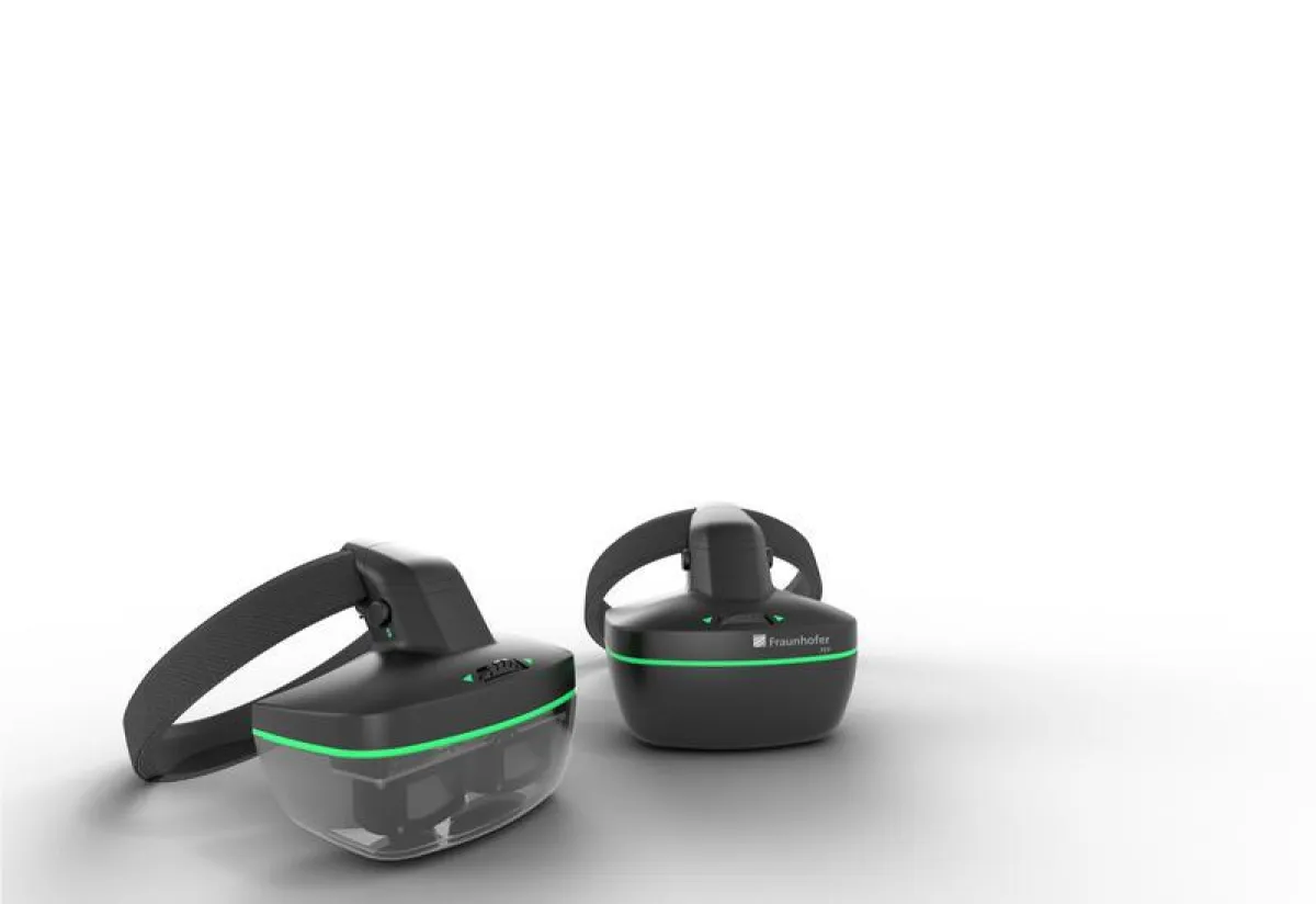 Multifunktionale Datenbrille mit integrierten OLED Mikrodisplays, links Demonstrator für Augmented Reality Anwendungen (AR), rechts Datenbrillendemonstrator für immersive virtuelle Realität (VR) (© Fr