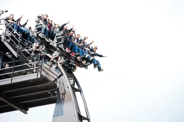 Promi-Alarm beim KRAKEN-Start: Jimi Blue Ochsenknecht eröffnete Deutschlands ersten Dive Coaster Bild: Promi-Alarm beim KRAKEN-Start: Jimi Blue Ochsenknecht eröffnete Deutschlands ersten Dive Coaster