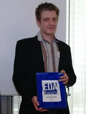 Bild: edacentrum verleiht EDA Achievement Award 2011 an Fabian Wagner und das Dionysys-Projekt-Team