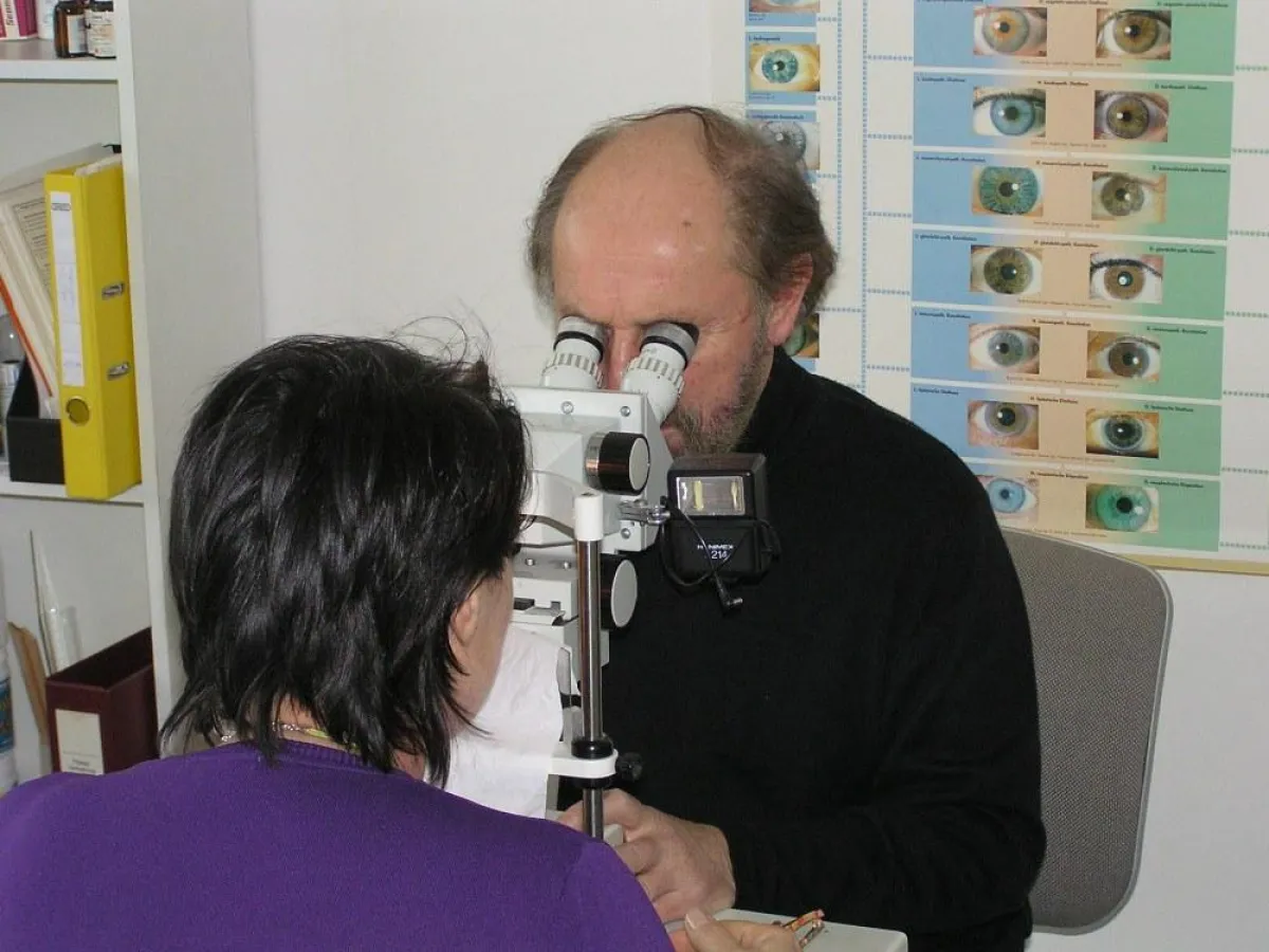 Die Augendiagnostik liefert dem Heilpraktiker wertvolle Hinweise auf mögliche Erkrankungen. Gezielte Untersuchungen können die erste Diagnose bestätigen. Infos: www.basica.de/Therapeutenverzeichnis. F