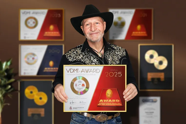 Bild: HolleGreat erhält Musik-AWARD 2025 – Vierte Goldene CD fürs bayerische Gefühl