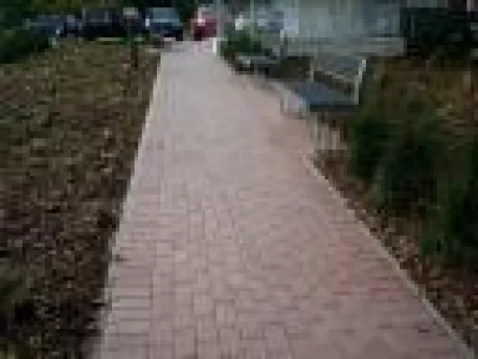 Bild: Der „rote Teppich“ ist ausgerollt - Vorplatz für Hamburger Hotel mit hanseclean-Pflastersteinen realisiert