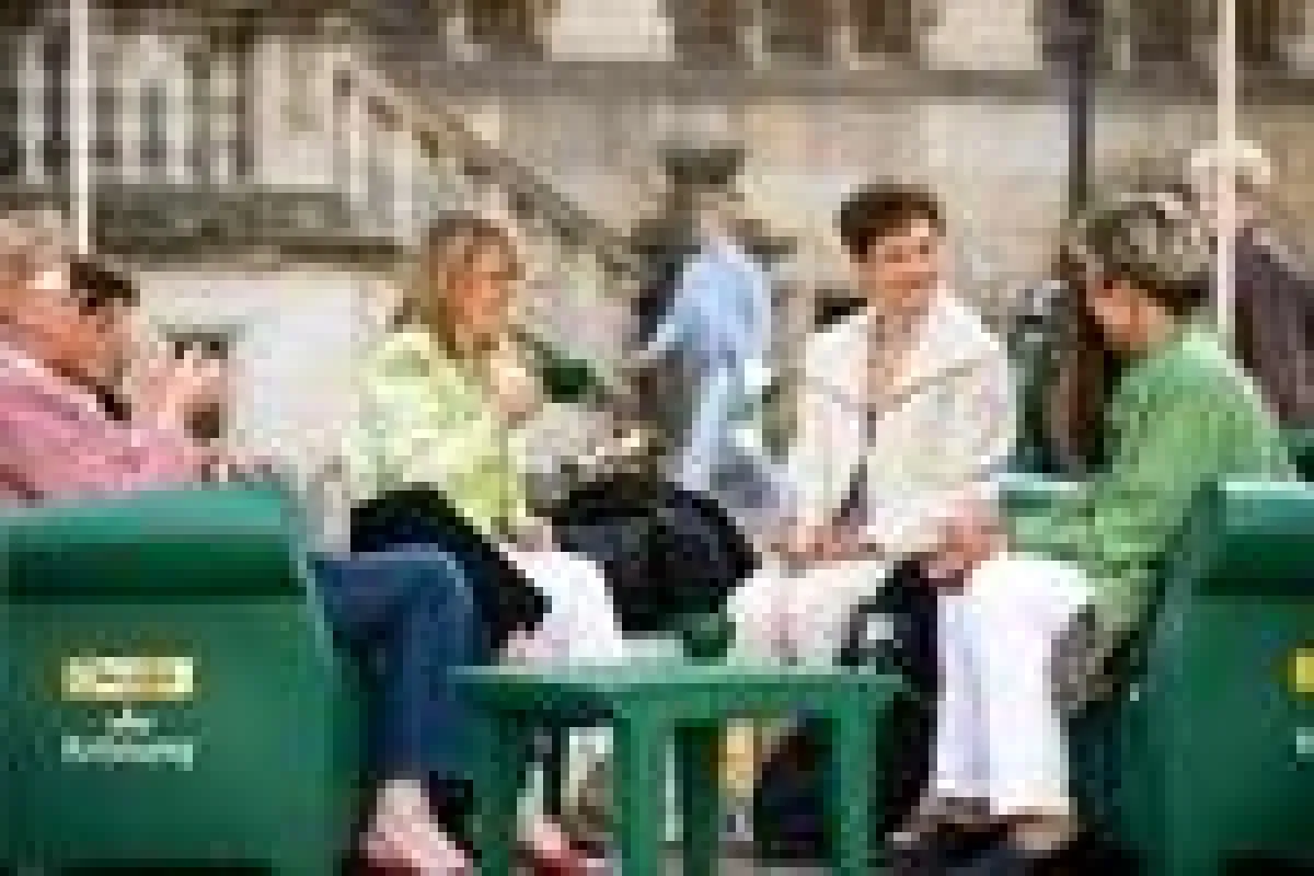 Insgesamt 50 grüne Sofas laden am 01.08.09 in Hannover zum Verweilen und zu guten Gesprächen ein.