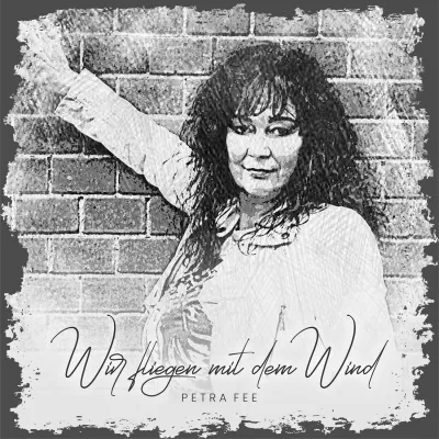 Bild: "Wir fliegen mit dem Wind" meint gesanglich Petra Fee 
