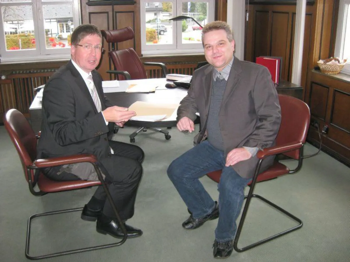 Buergermeister Roeske und Protected Shops GF Korpilla (v.l.)