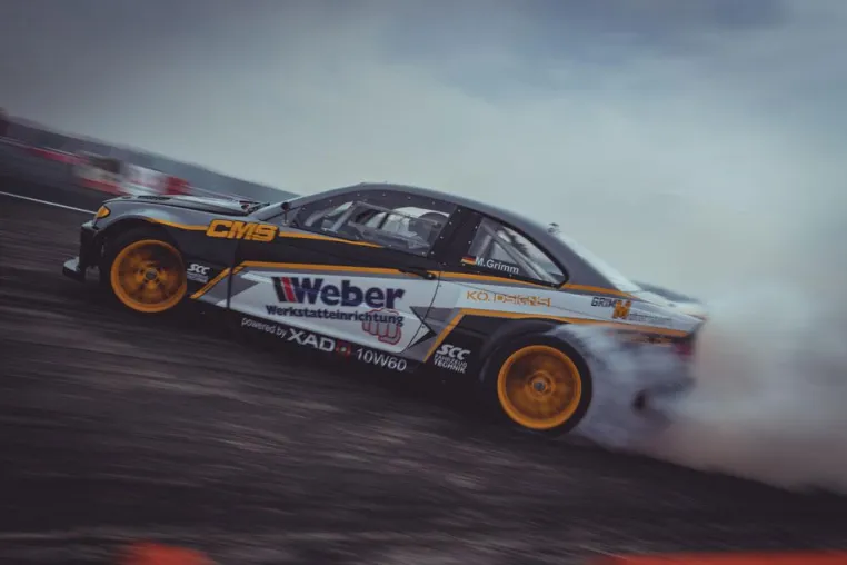 Motoraction vom Feinsten – Werkeholics Drifter Maxi Grimm begeistert Motorsportfans auf Bergrennen in Waldau Bild: Motoraction vom Feinsten – Werkeholics Drifter Maxi Grimm begeistert Motorsportfans auf Bergrennen in Waldau
