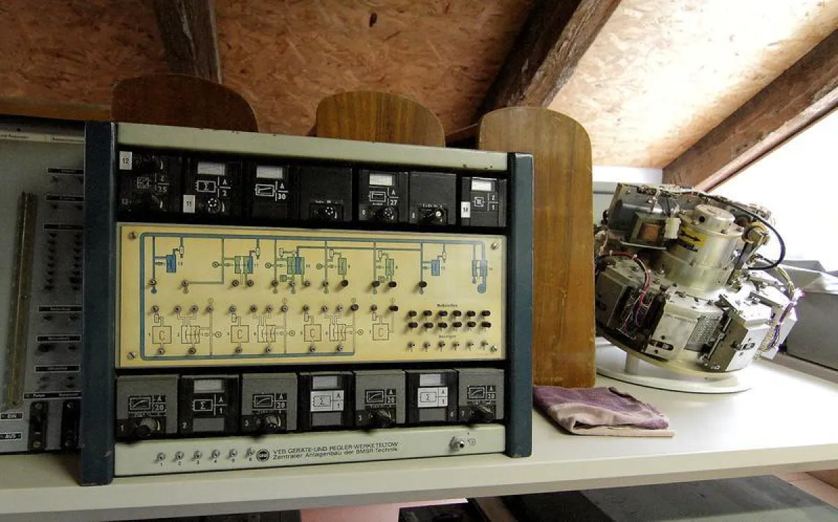 Ein Exponat im Magazin des HTWK-Automatikmuseums: Mit diesem Gerät aus DDR-Zeiten haben Wissenschaftler seinerzeit rein pneumatisch Regelstrecken und Regelkreise simuliert.  (Foto: D. Lange/HTWK Leipz