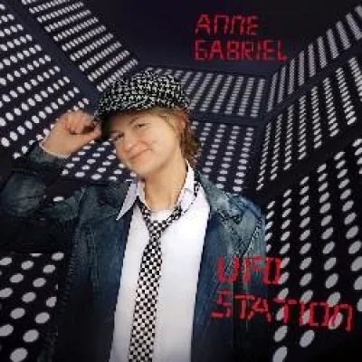 Ufostation - So heißt das neue Werk von Anne Gabriel Bild: Ufostation - So heißt das neue Werk von Anne Gabriel