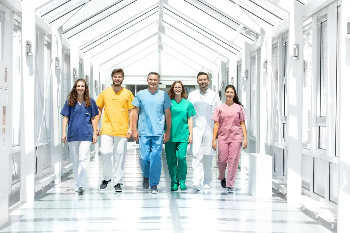 Mit Leidenschaft bei der Arbeit und hochkonzentriert im Einsatz für die Patienten.  Foto: UKR