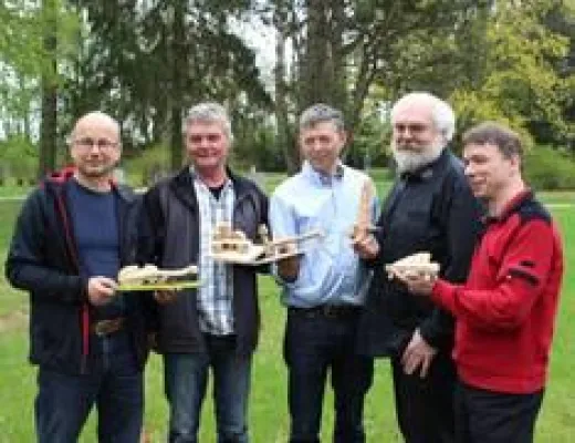 Bild: Im Rahmen des Holzbildhauersymposiums entstehen Bänke für die Landesgartenschau