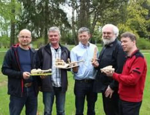 Im Rahmen des Holzbildhauersymposiums entstehen Bänke für die Landesgartenschau Bild: Im Rahmen des Holzbildhauersymposiums entstehen Bänke für die Landesgartenschau