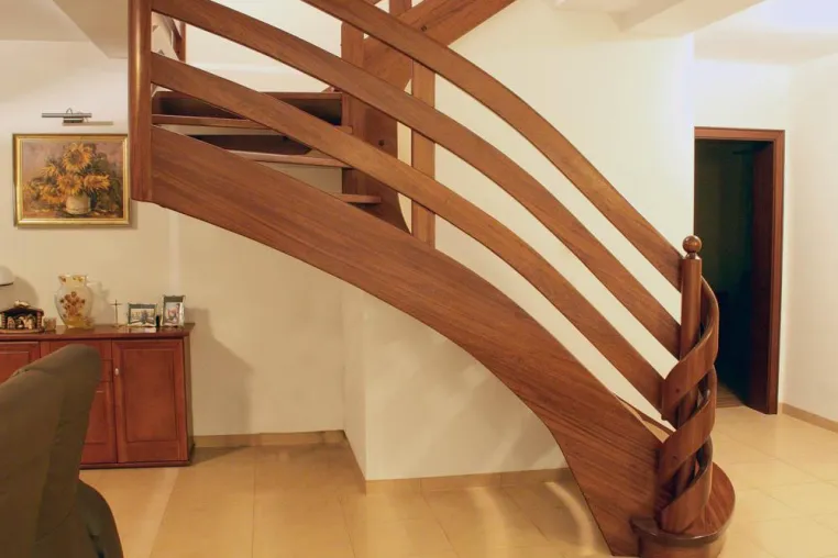 Sondertreppe aus gebeizter Esche führt elegant ins nächste Stockwerk Bild: Sondertreppe aus gebeizter Esche führt elegant ins nächste Stockwerk