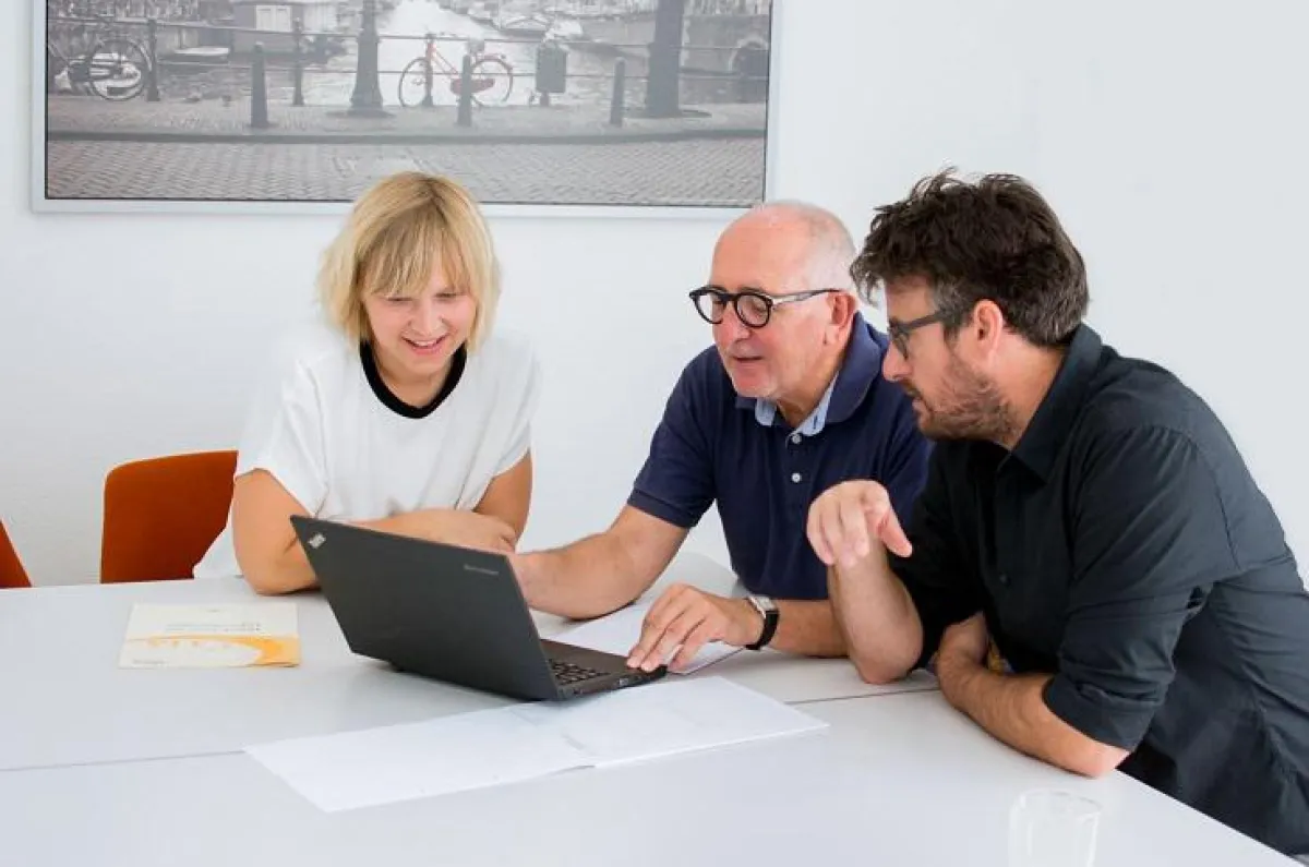 Ein Senior der Wirtschaft berät zwei Existenzgründer. Foto: Sinem Ertürk/greenbee design