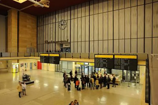 Passagiere am Flughafen Tegel in Lebensgefahr, aber der Wowereit-Senat verschleiert die Tatsachen Bild: Passagiere am Flughafen Tegel in Lebensgefahr, aber der Wowereit-Senat verschleiert die Tatsachen